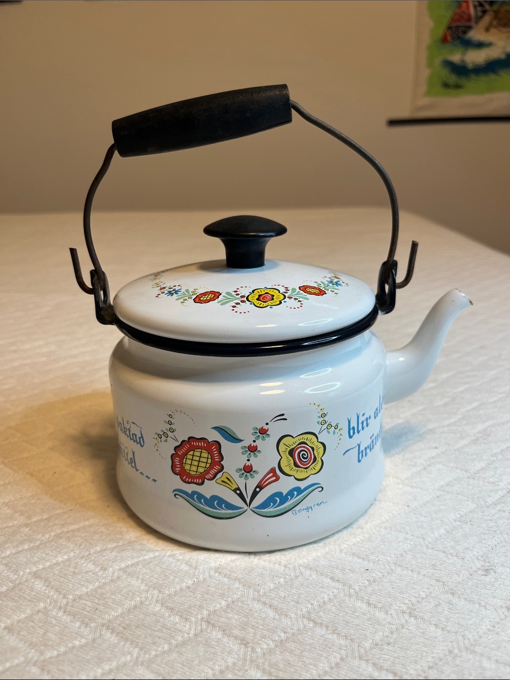 Berggren Vintage White Floral Enamel teapot with Handle, Scandinavian, rosemaul